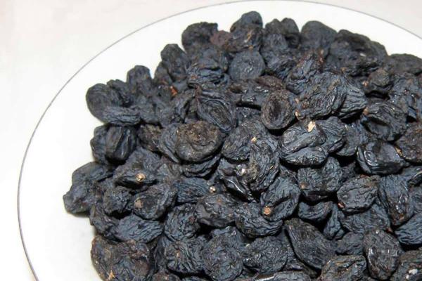 How are raisins made?