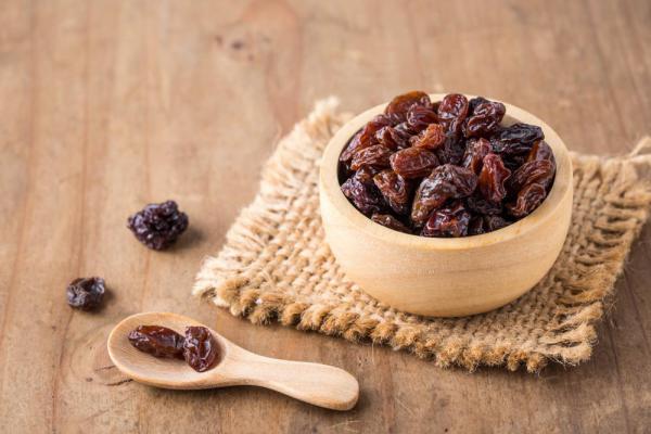 What is difference between raisins and sultanas?