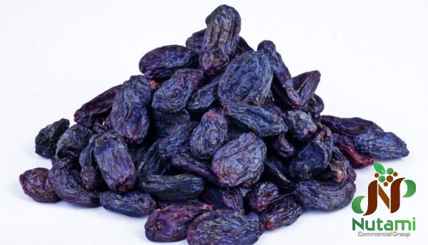 What Happens if We Eat Black Raisins Daily?