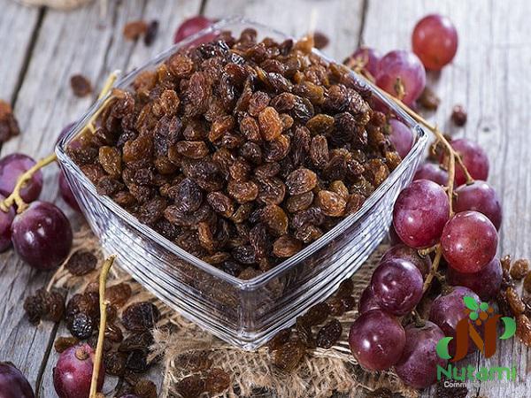 How long does it take to dry grapes into raisins in the sun?