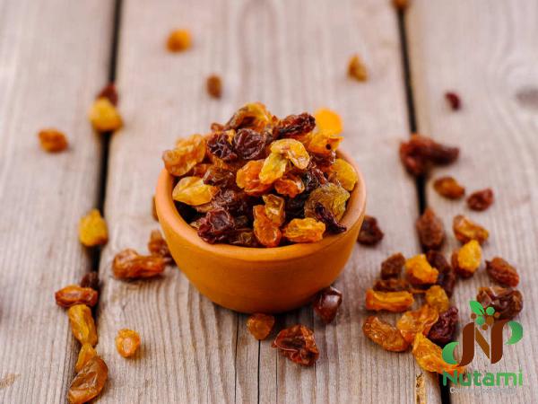 Why it is Healthier to Eat Raisins Soaked in Water