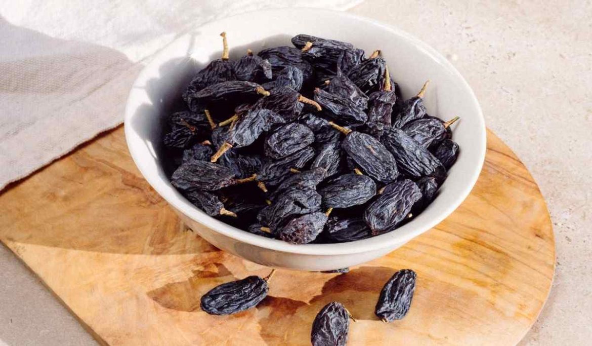 how many black raisins to eat per day