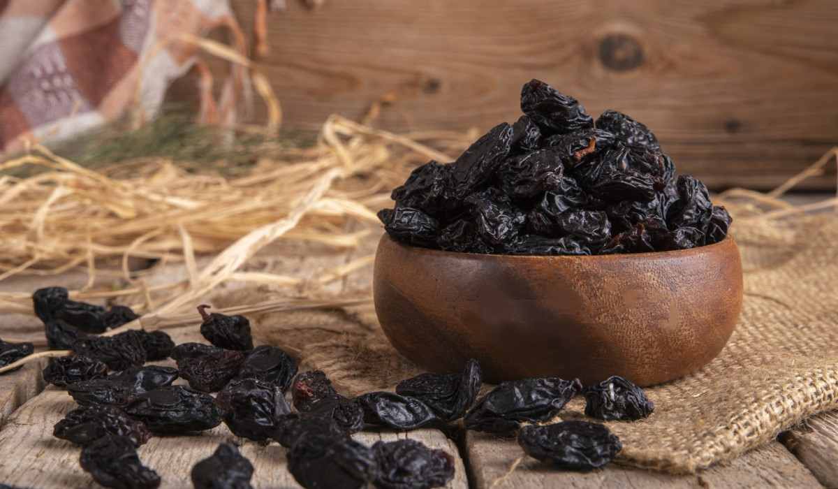  how many black raisins to eat per day 
