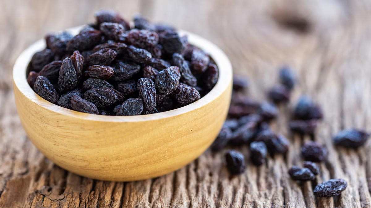  how many black raisins to eat per day 